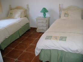 Doppelschlafzimmer mit Einzelbetten, Casa de Alhambra, Costa de la Luz, Andalucia, Spain