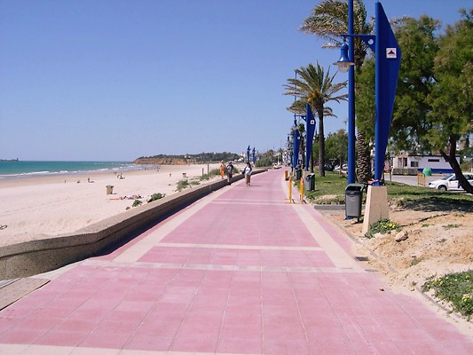 Die Esplanade an Novo Sancti Petri ist ideal für einen Spaziergang, Novo Sancti Petri, Andalucia, Spanien